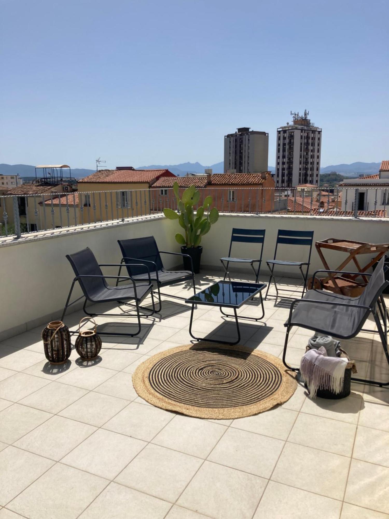 La Via Rooms And Terrace Olbia Bagian luar foto